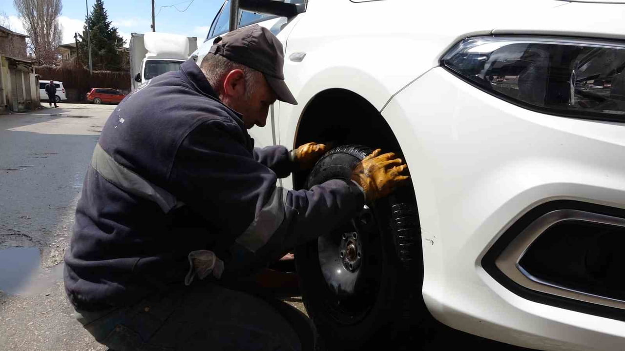 VAN’DA 15 KASIM 2025 TARİHİNDE BAŞLAYAN ZORUNLU KIŞ LASTİĞİ UYGULAMASININ BUGÜN İTİBARIYLA SONA...