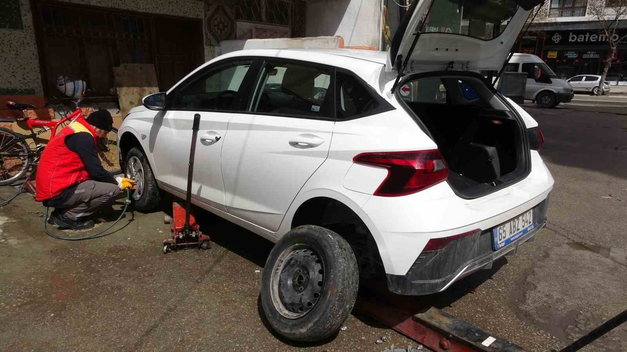 VAN’DA 15 KASIM 2025 TARİHİNDE BAŞLAYAN ZORUNLU KIŞ LASTİĞİ UYGULAMASININ BUGÜN İTİBARIYLA SONA...