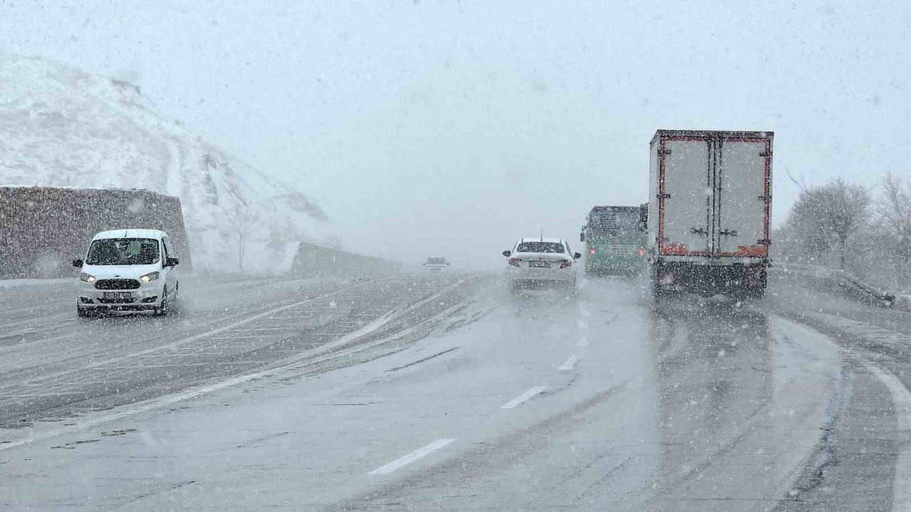 VAN’DA SABAH SAATLERİNDE KURUBAŞ GEÇİDİ'DE KAR YAĞIŞI VE SİS ETKİLİ OLDU