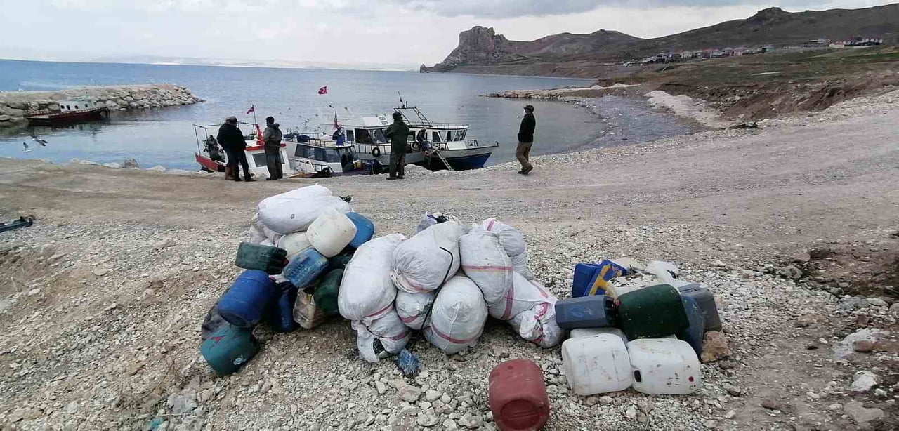 VAN GÖLÜ'NDE YAŞAYAN İNCİ KEFALİNİN NESLİNİN DEVAMI İÇİN ÜREME DÖNEMİ OLAN 15 NİSAN-15 TEMMUZ'DA...