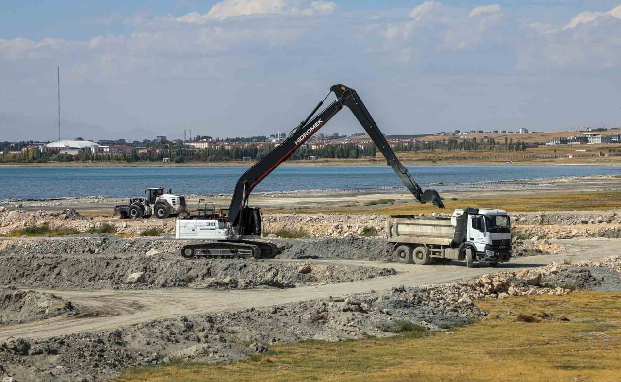 VAN GÖLÜ'NDE YÜRÜTÜLEN TEMİZLİK ÇALIŞMALARI KAPSAMINDA ŞİMDİYE KADAR 2 MİLYON 86 BİN METREKÜP DİP...