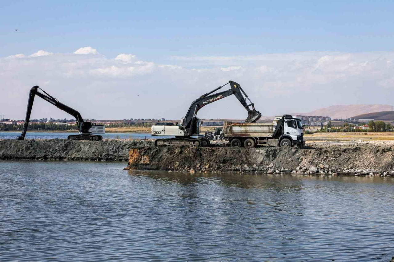 VAN GÖLÜ'NDE YÜRÜTÜLEN TEMİZLİK ÇALIŞMALARI KAPSAMINDA ŞİMDİYE KADAR 2 MİLYON 86 BİN METREKÜP DİP...