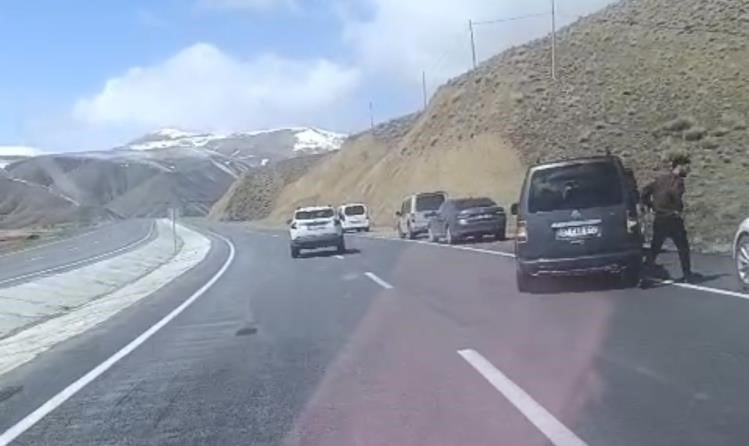 VAN-HAKKARİ KARAYOLUNDA HAFİF TİCARİ KAMYONETİN ŞARAMPOLE YUVARLANMASI SONUCU MEYDANA GELEN TRAFİK...