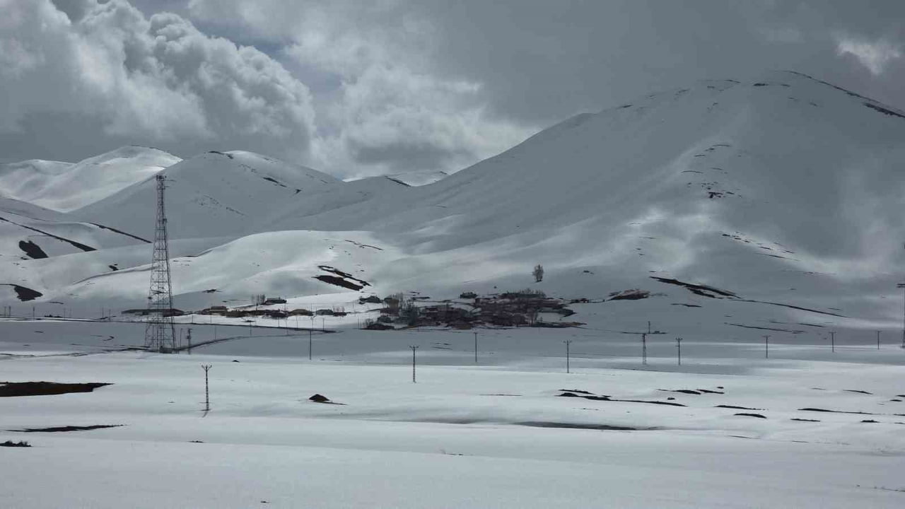 VAN İLE BAHÇESARAY İLÇESİ ARASINDAKİ ULAŞIMI SAĞLAYAN 3 BİN RAKIMLI KARABET GEÇİDİ’NDE METRELERCE...