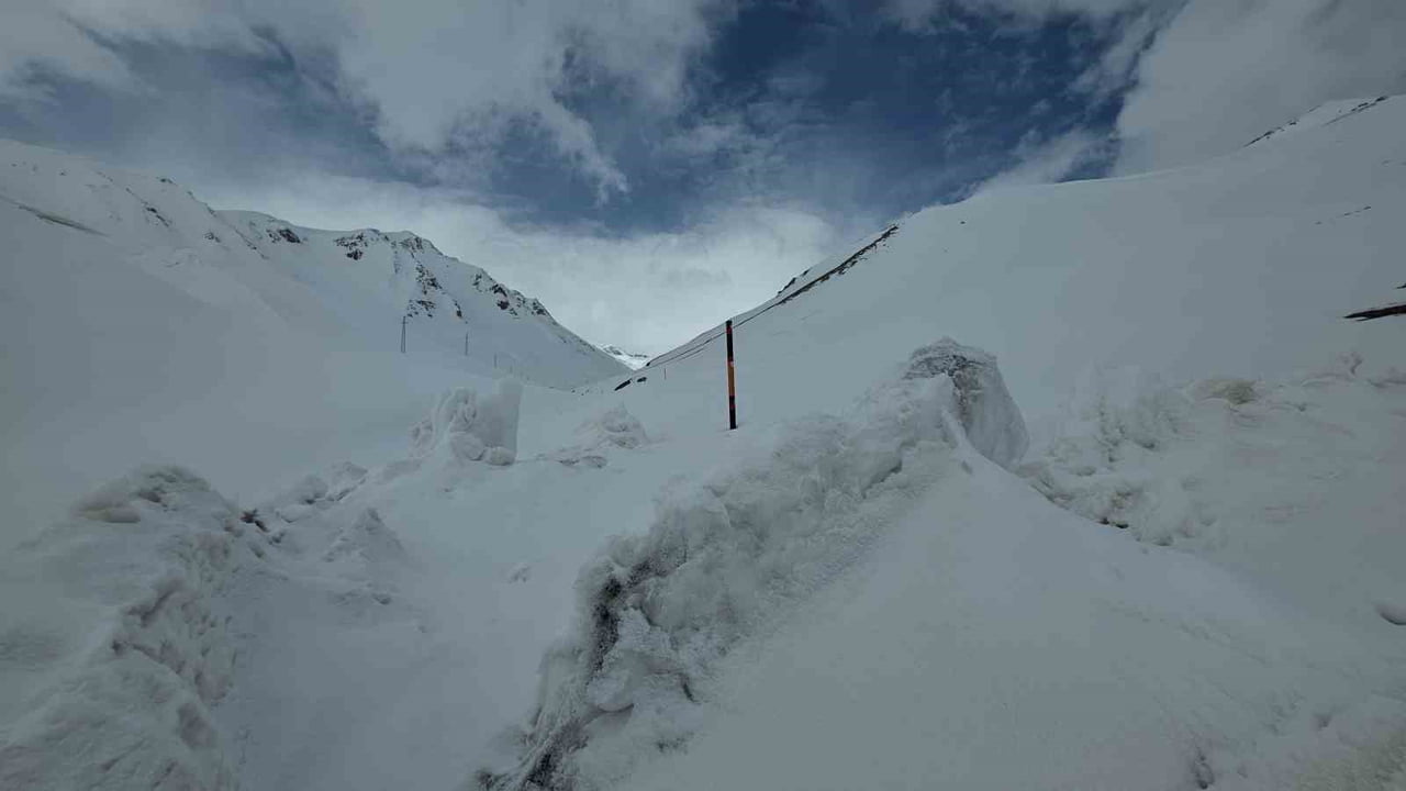 VAN İLE BAHÇESARAY İLÇESİ ARASINDAKİ ULAŞIMI SAĞLAYAN 3 BİN RAKIMLI KARABET GEÇİDİ’NDE METRELERCE...