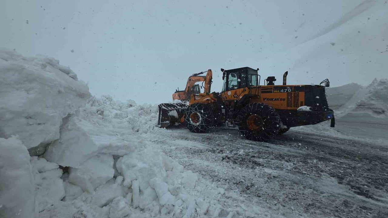 VAN’IN BAHÇESARAY İLÇESİNE ULAŞIMI SAĞLAYAN VE YAKLAŞIK 3.5 AYDIR KAPALI OLAN 3 BİN RAKIMLI...