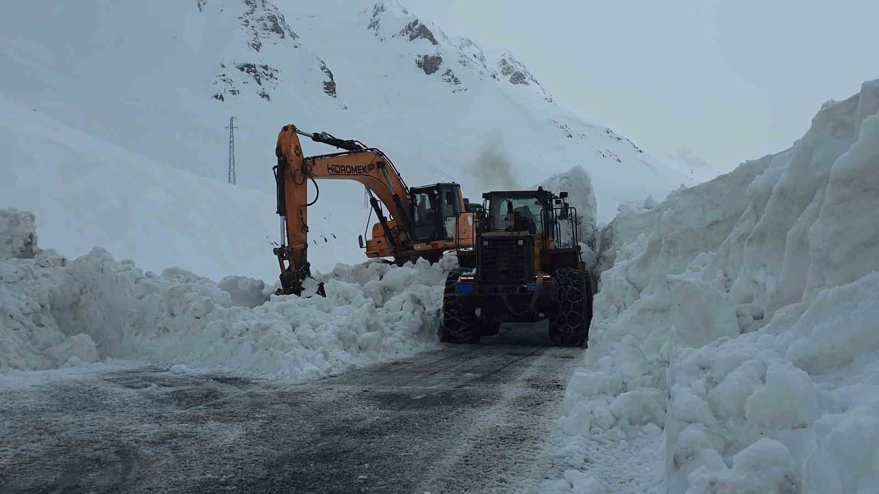 VAN’IN BAHÇESARAY İLÇESİNE ULAŞIMI SAĞLAYAN VE YAKLAŞIK 3.5 AYDIR KAPALI OLAN YOLUN AÇILMASI İÇİN...