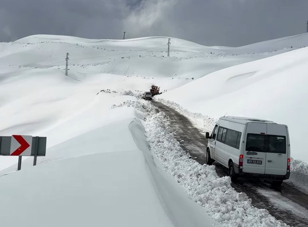 VAN’IN BAHÇESARAY İLÇESİNİN TEK KARA ULAŞIMINI SAĞLAYAN BAHÇESARAY–HİZAN KARAYOLUNA ÇIĞ DÜŞTÜ....