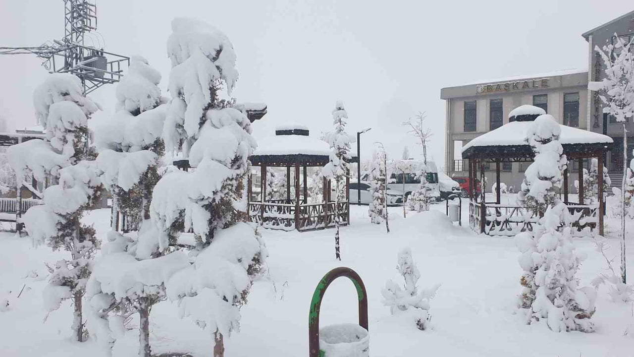 VAN’IN BAŞKALE İLÇESİNDE 2 GÜNDÜR ETKİLİ OLAN KAR YAĞIŞI HAYATI OLUMSUZ YÖNDE ETKİLERKEN, 9...