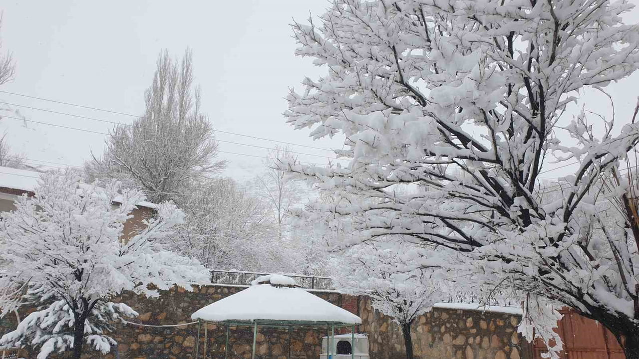 VAN’IN BAŞKALE İLÇESİNDE 2 GÜNDÜR ETKİLİ OLAN KAR YAĞIŞI HAYATI OLUMSUZ YÖNDE ETKİLERKEN, 9...