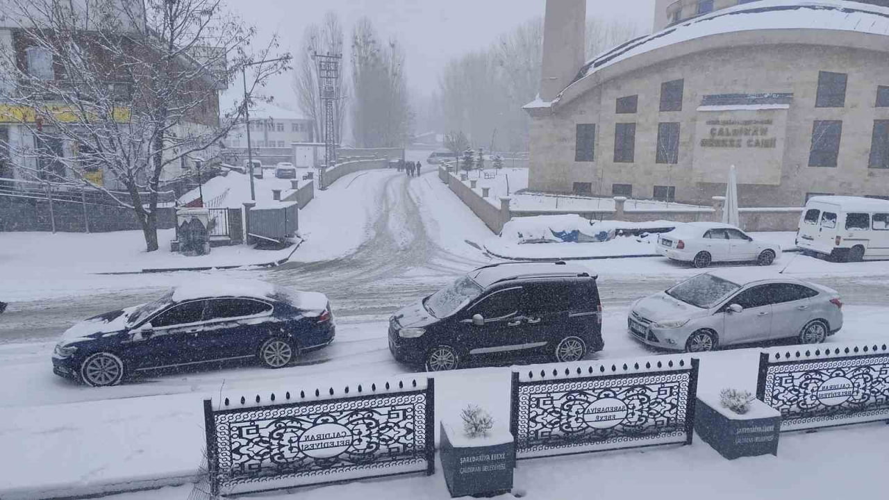 VAN’IN ÇALDIRAN İLÇESİNDE NİSAN AYININ ORTASINDA YAZ HAZIRLIKLARI YAPILIRKEN BASTIRAN YOĞUN KAR...