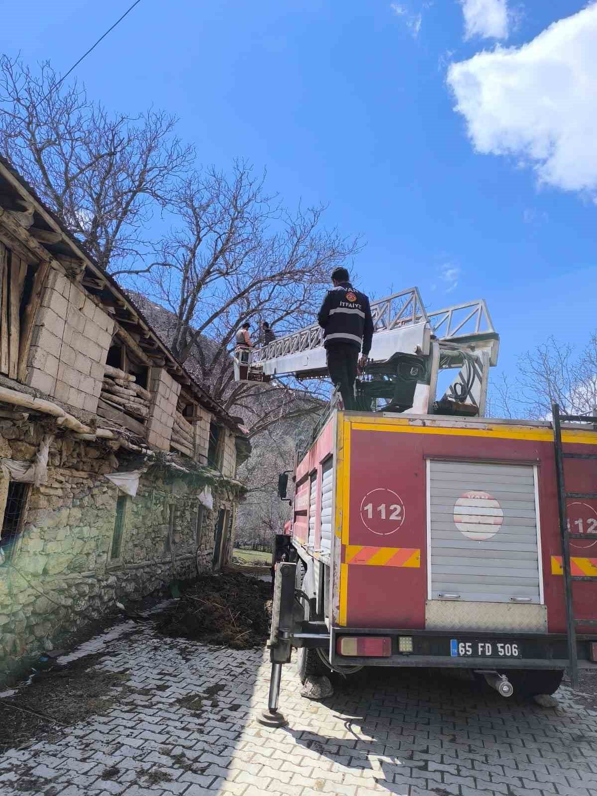 VAN’IN ÇATAK İLÇESİNE BAĞLI SÖZVEREN MAHALLESİ’NDE ETKİLİ OLAN YAĞIŞ VE ŞİDDETLİ RÜZGAR, BİR...