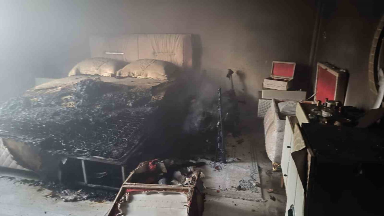 VAN’IN EDREMİT İLÇESİNDE BİR EVDE ÇIKAN YANGIN İTFAİYE EKİPLERİ TARAFINDAN...