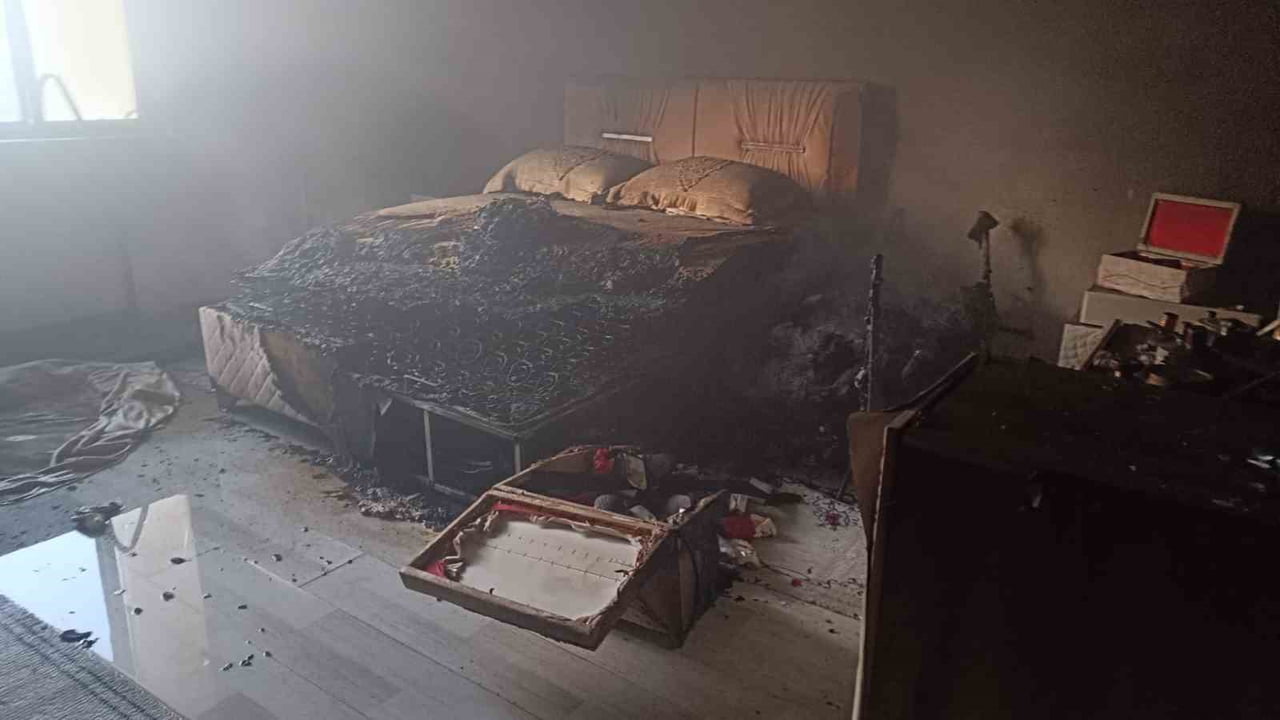 VAN’IN EDREMİT İLÇESİNDE BİR EVDE ÇIKAN YANGIN İTFAİYE EKİPLERİ TARAFINDAN...