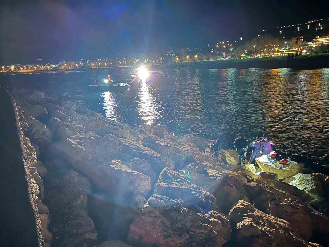 VAN’IN EDREMİT İLÇESİNDE DÜN AKŞAM SAATLERİNDE VAN GÖLÜ’NE DÜŞEN GENCİN CANSIZ BEDENİNE...