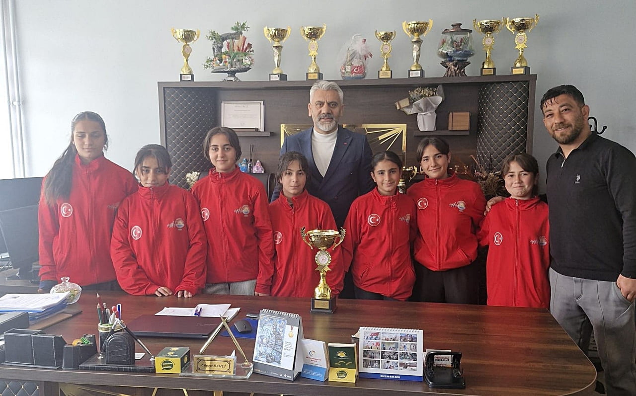 VAN’IN EDREMİT İLÇESİNDEKİ TESKOMB SÜPHAN ORTAOKULU ÖĞRENCİLERİ, OKUL SPORLARI KAPSAMINDA...