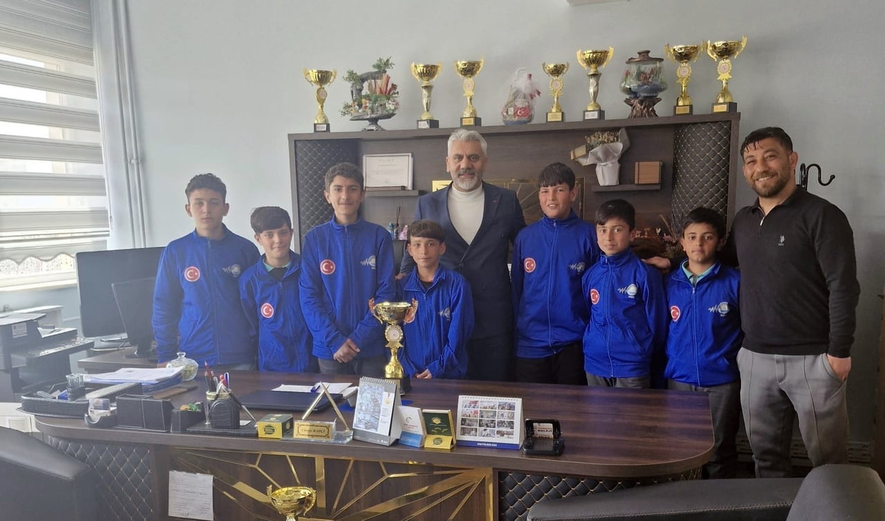 VAN’IN EDREMİT İLÇESİNDEKİ TESKOMB SÜPHAN ORTAOKULU ÖĞRENCİLERİ, OKUL SPORLARI KAPSAMINDA...