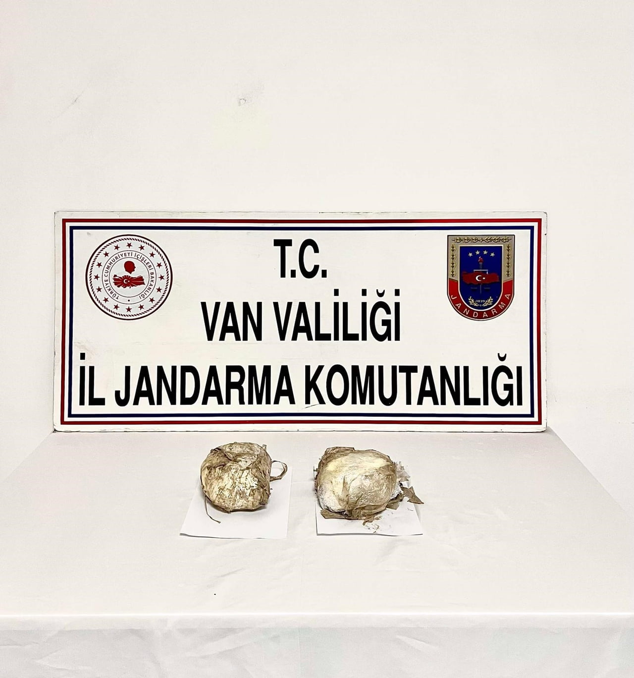 VAN’IN ÖZALP İLÇESİNDE JANDARMA EKİPLERİNCE YÜRÜTÜLEN ÇALIŞMALAR SONUCUNDA 4 KİLO 270 GRAM AFYON...