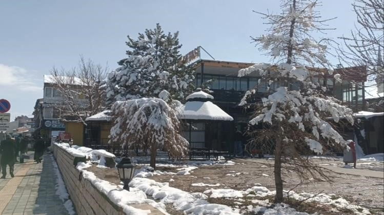 VAN’IN ÖZALP İLÇESİNDE NİSAN AYINDA ETKİLİ OLAN KAR YAĞIŞINDAN DOLAYI İLÇE MERKEZİ BEYAZA...