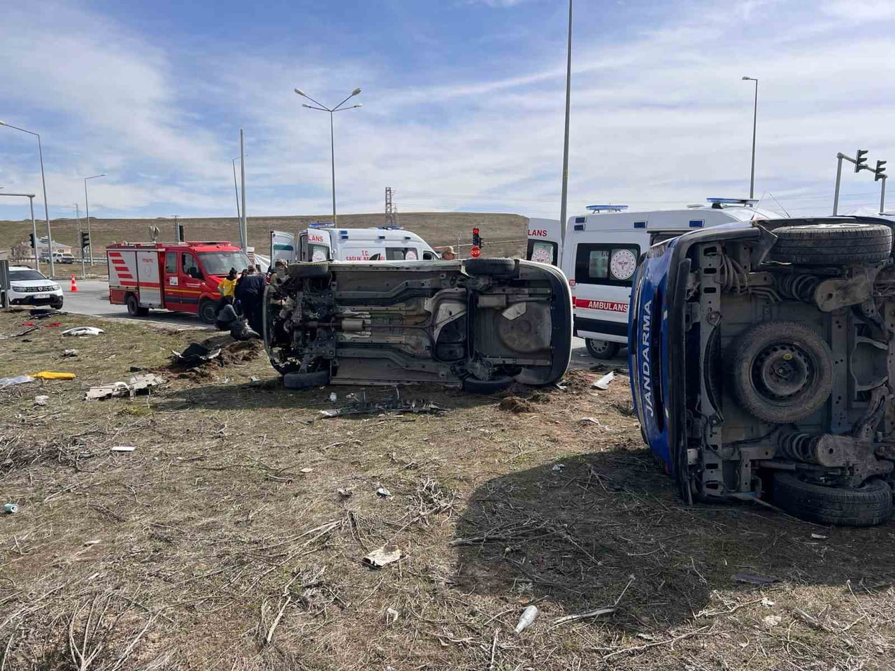 VAN’IN TUŞBA İLÇESİNDE BİRİ JANDARMA ARACI OLMAK ÜZERE 3 ARACIN KARIŞTIĞI ZİNCİRLEME TRAFİK...