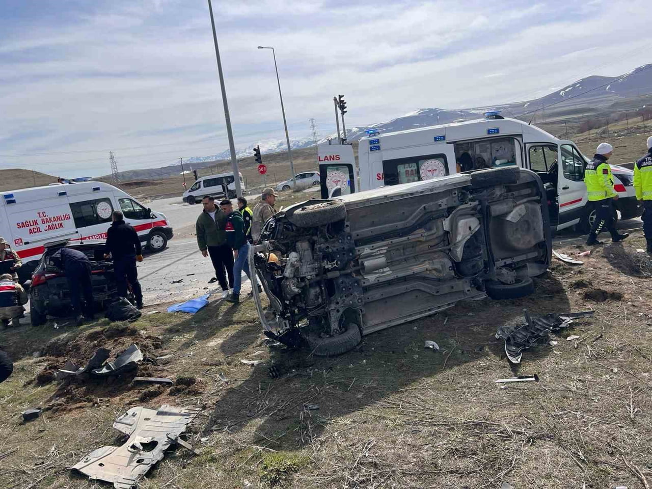 VAN’IN TUŞBA İLÇESİNDE BİRİ JANDARMA ARACI OLMAK ÜZERE 3 ARACIN KARIŞTIĞI ZİNCİRLEME TRAFİK...