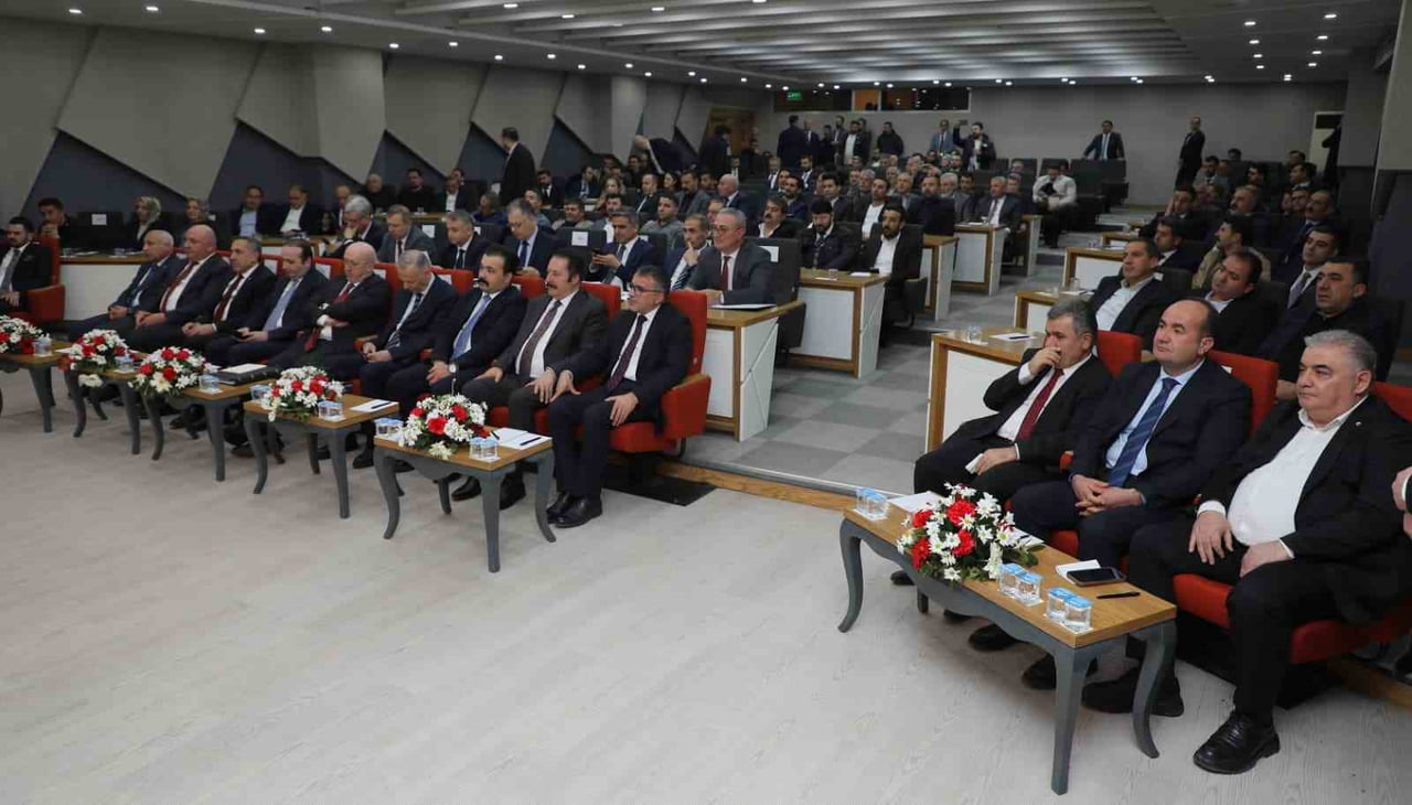 VAN ORGANİZE SANAYİ BÖLGESİ (OSB) YÖNETİM KURULU BAŞKANI MEMET ASLAN, TİCARET BAKANI ÖMER BOLAT’IN...