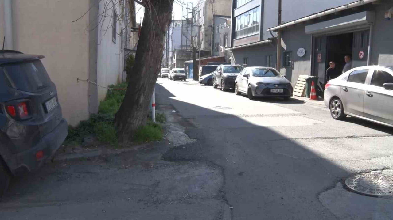 VATANDAŞLAR, AYNI SOKAKTA KAZALARIN OLDUĞUNU BELİRTEREK KASİS YAPILMASINI İSTEDİ