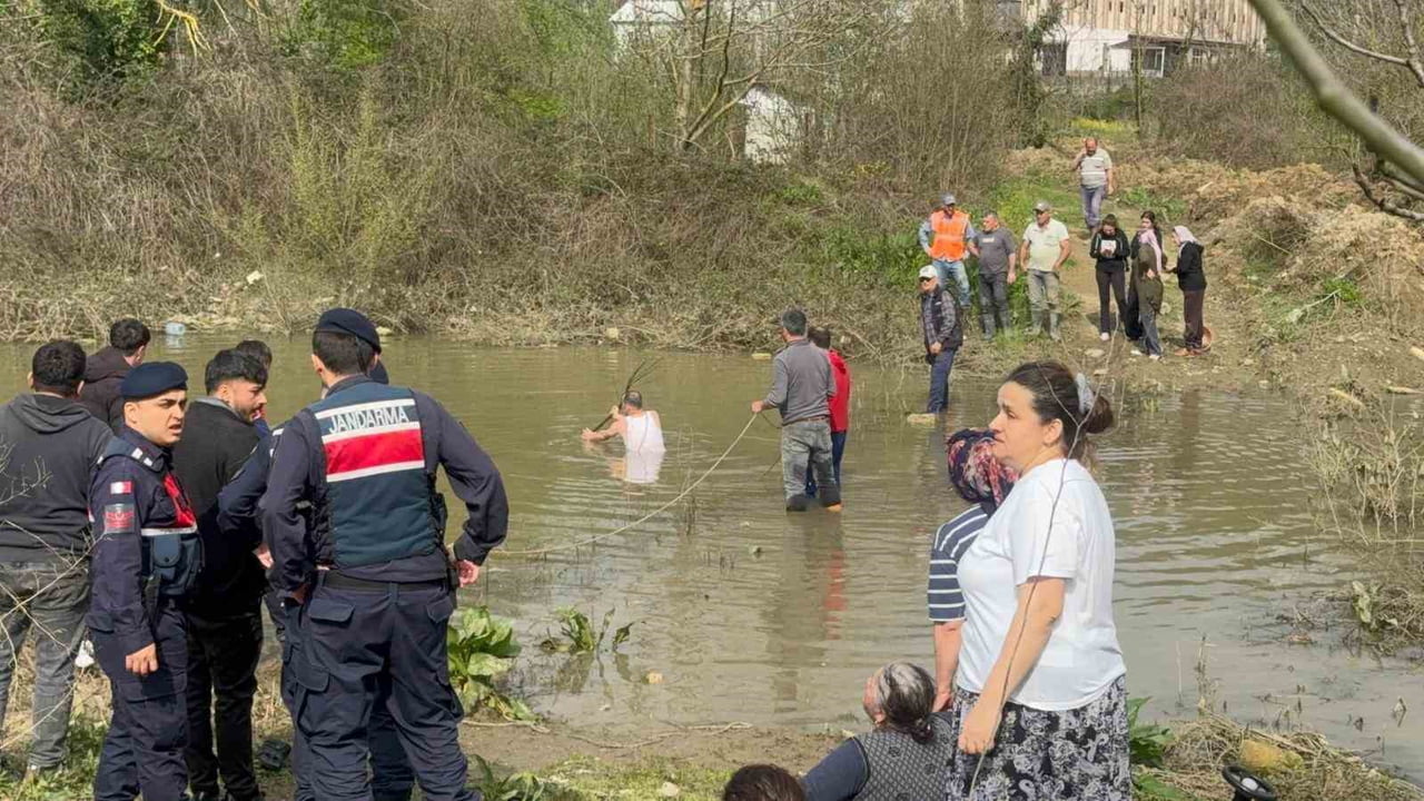 VATANDAŞLAR ÇIKARILMA OLAYINDA BEKLERKEN
