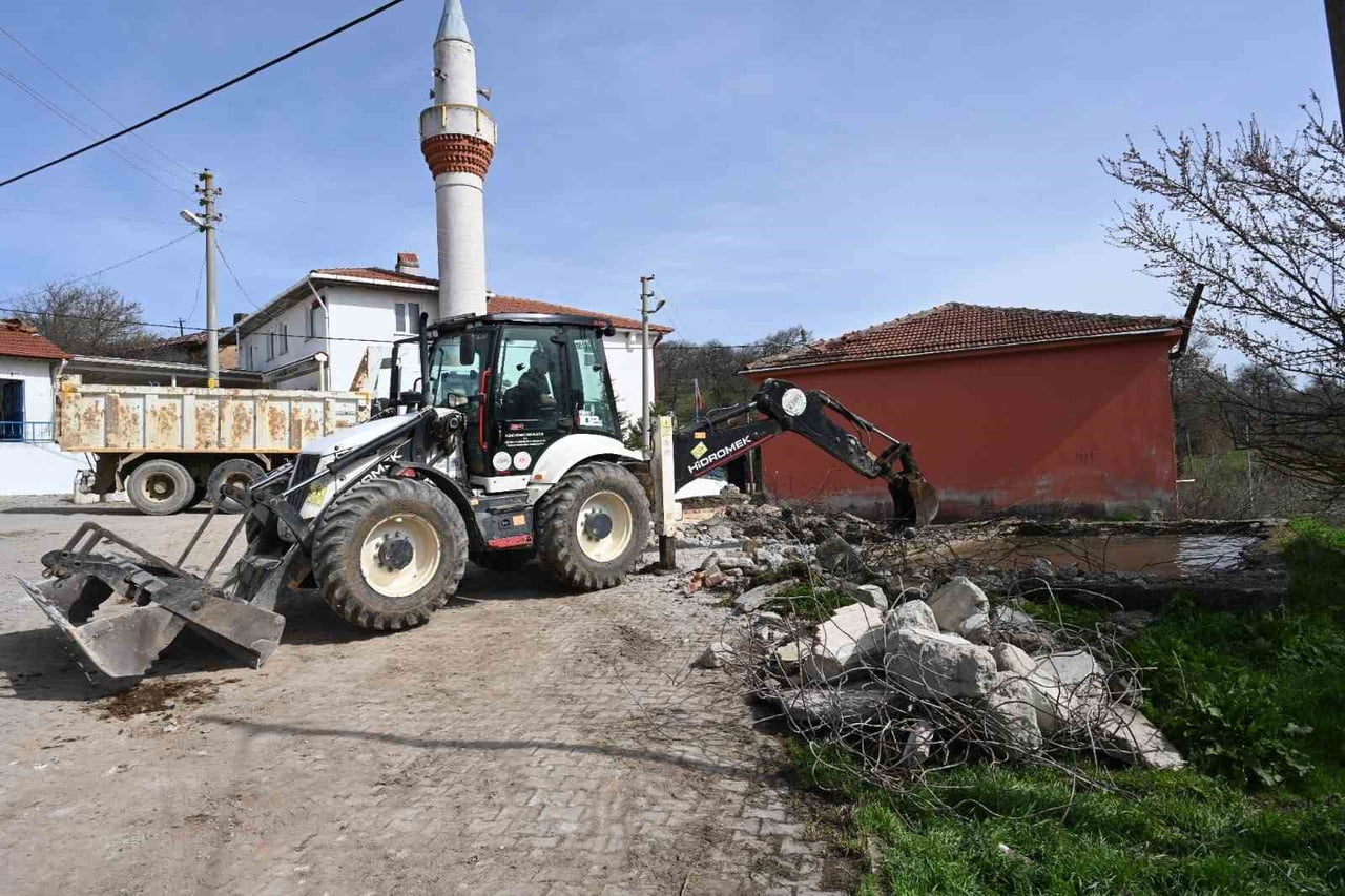 VATANDAŞLAR TARAFINDAN İLETİLEN FIRIN EVİ, SU DEPOSU VE SUNDURMA TALEPLERİ KISA SÜREDE...