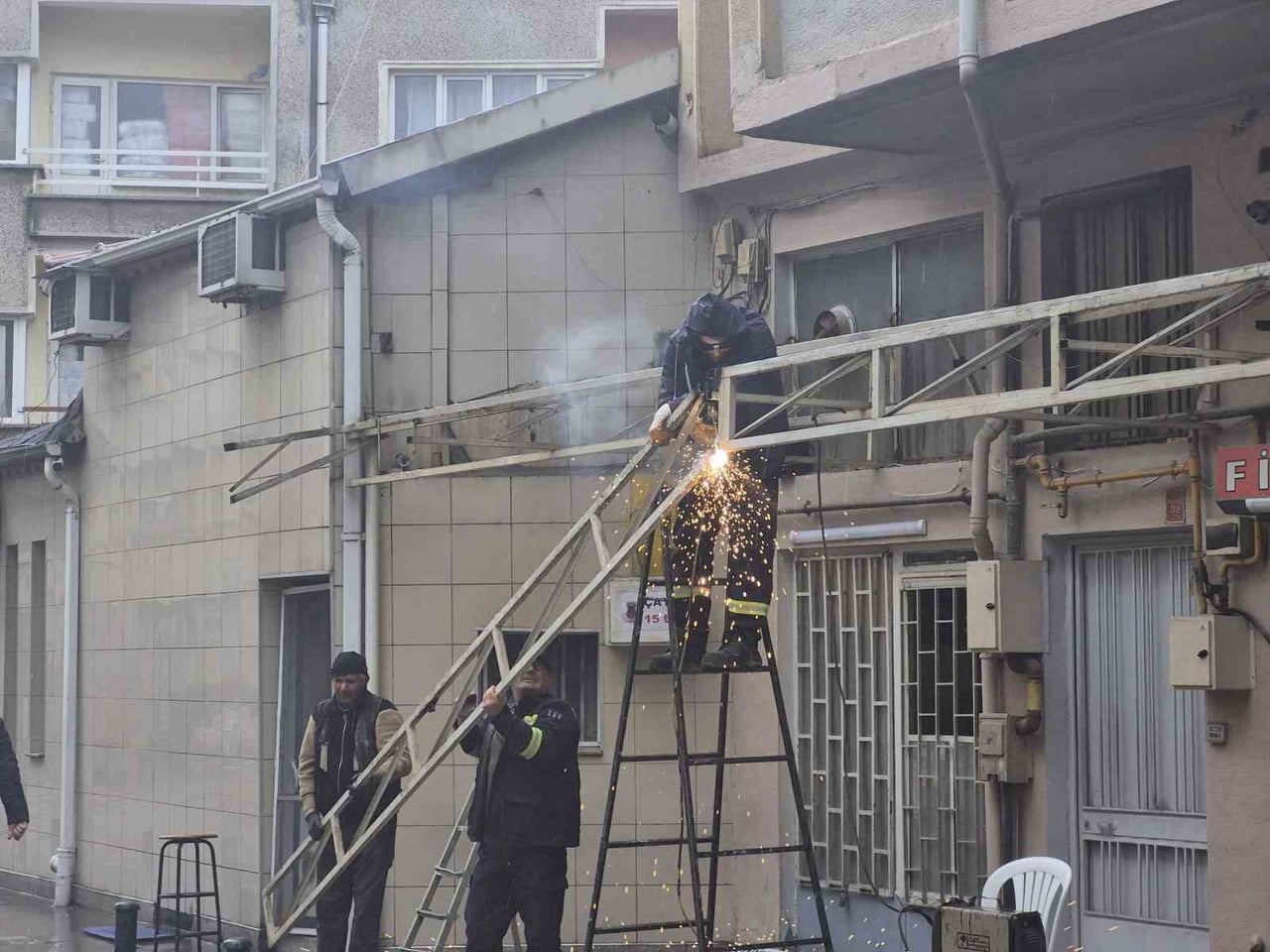 VATANDAŞLAR YAĞMURDAN KAÇACAK YER ARARKEN, BİR DÜKKANIN TENTESİNİ ONARMAYA ÇALIŞAN VATANDAŞIN...