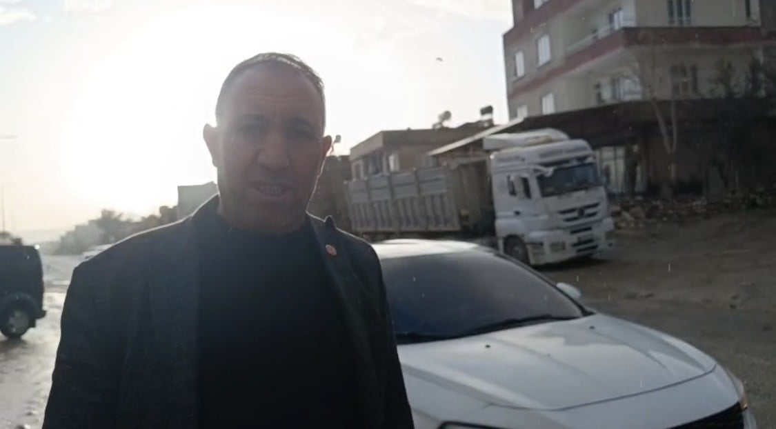 VATANDAŞLARDAN ENVER ÇETİNKAYA, BU YOLU HER GÜN KULLANDIĞINI, ARACININ BU ÇUKURLARDAN ZARAR...