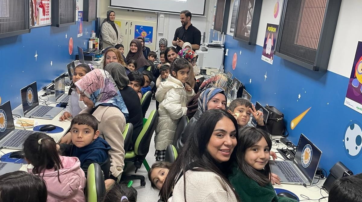 VELİLER VE ÖĞRENCİLER KODLAMA ETKİNLİĞİNDE BULUŞTU