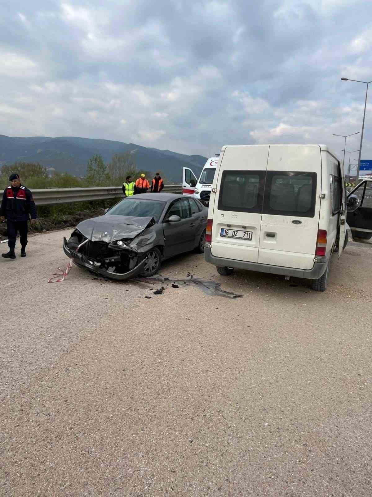 VİRAJI ALAMAYAN OTOMOBİL PARK HALİNDEKİ ARACA ÇARPTI: 3 YARALI