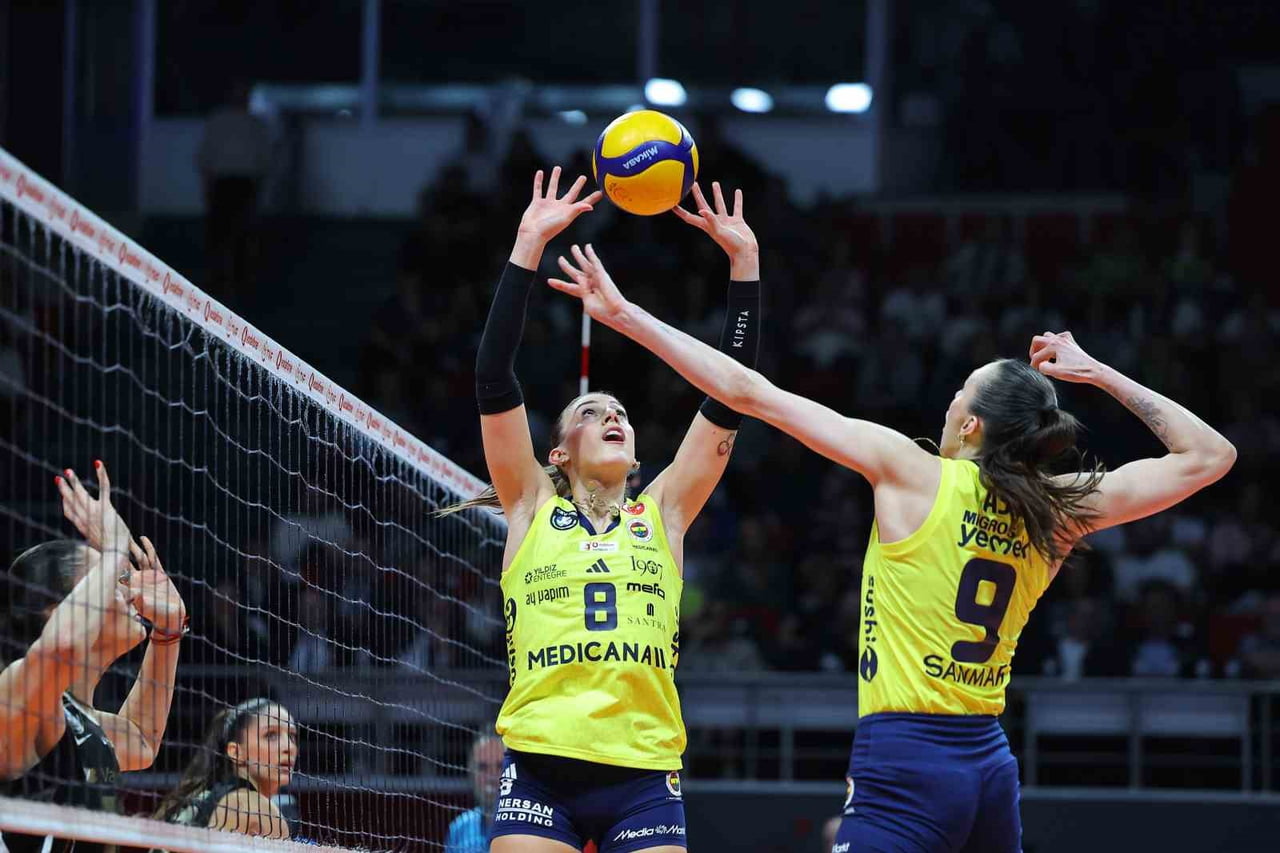 VODAFONE SULTANLAR LİGİ FİNAL ETABININ İKİNCİ MAÇINDA FENERBAHÇE MEDİCANA, DEPLASMANDA V. BANK'I...