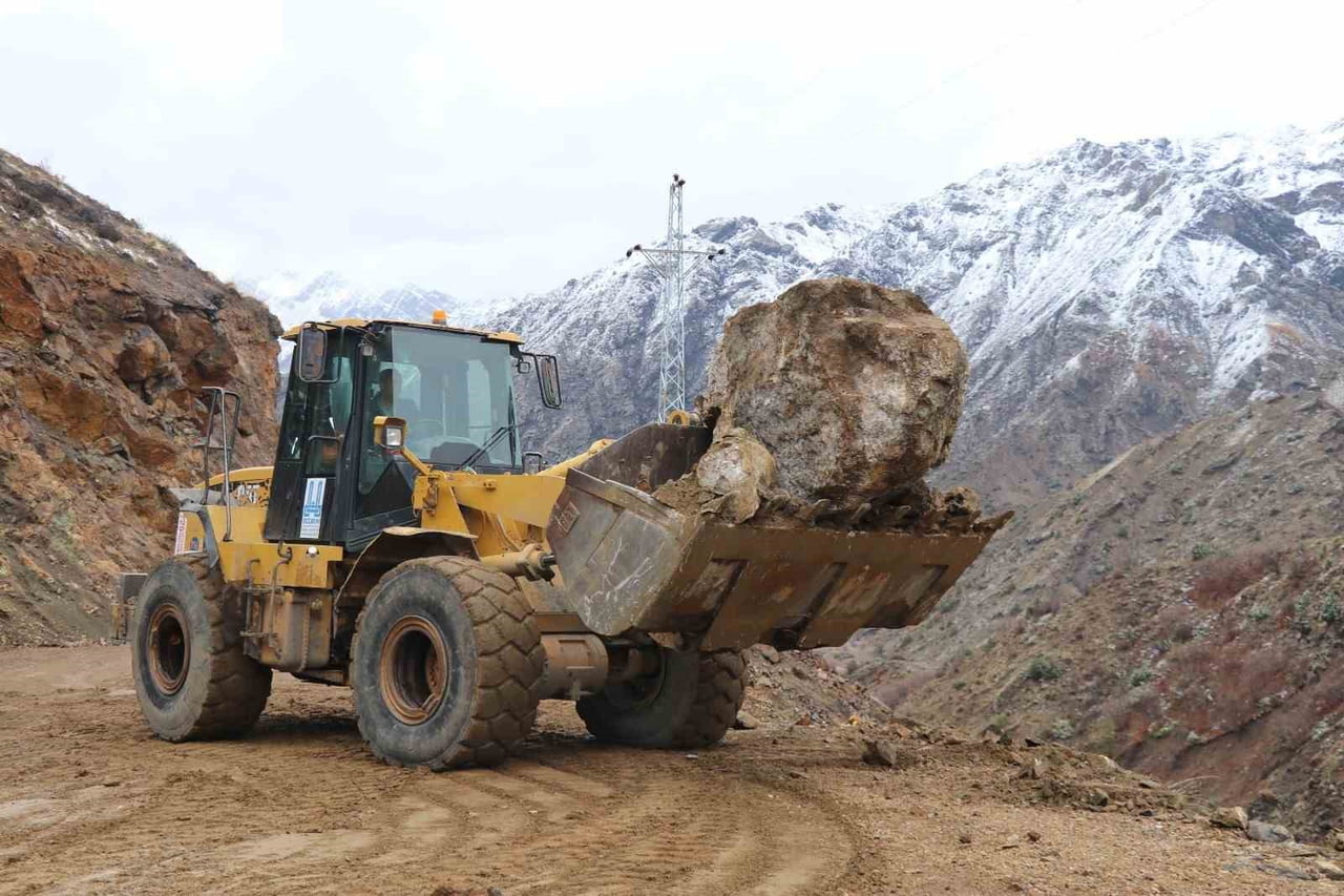 YAĞIŞ SONRASI KEMERKAYA MAHALLESİ İLE SÜTKANS MAHALLESİ YOLUNDA HEYELAN MEYDANA GELDİ.