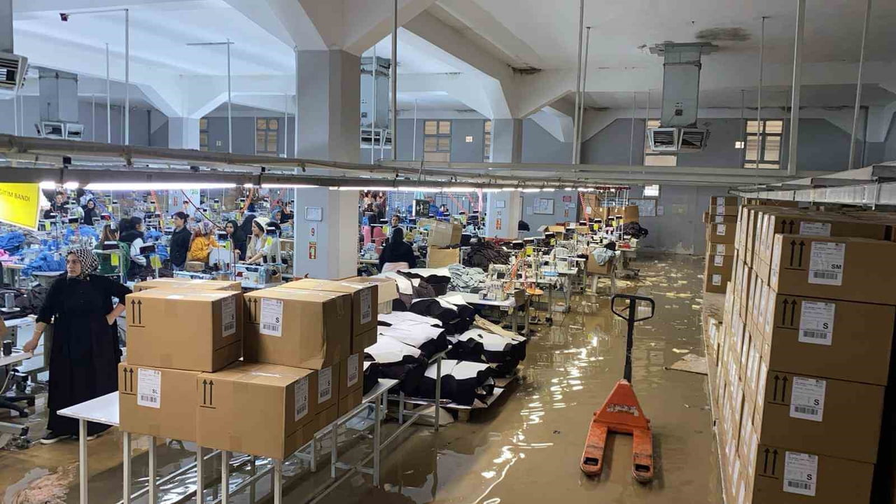 YAĞIŞ SONRASI SU BASAN TEKSTİL FABRİKASI GÖLE DÖNDÜ.