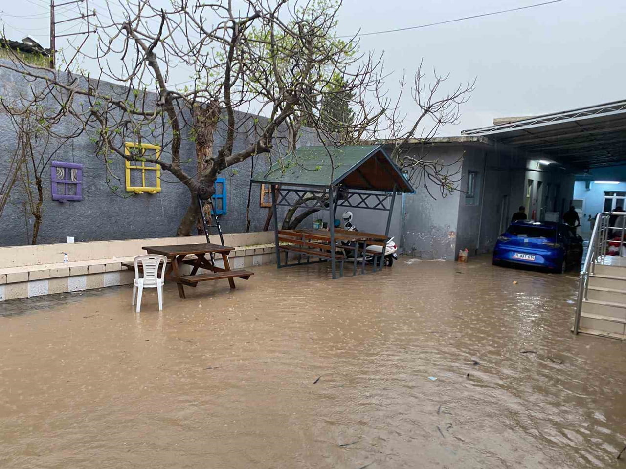 YAĞIŞ SONRASI SU BASAN TEKSTİL FABRİKASI GÖLE DÖNDÜ.