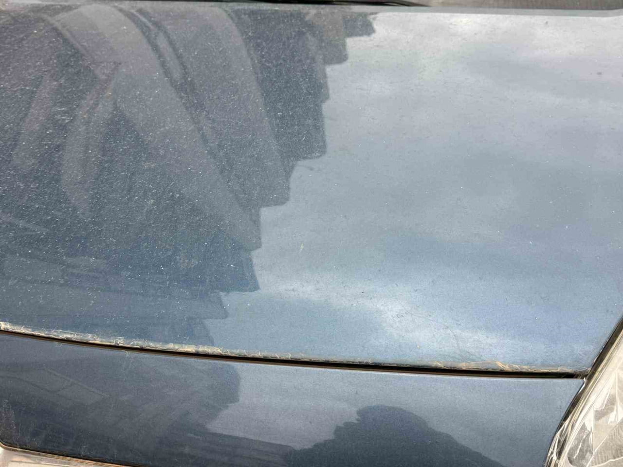 YAĞIŞIN ARDINDAN PARK HALİNDEKİ ARAÇLARIN ÜZERİ ÇAMURLA KAPLANIRKEN, VATANDAŞLAR GÜNE ARAÇ...