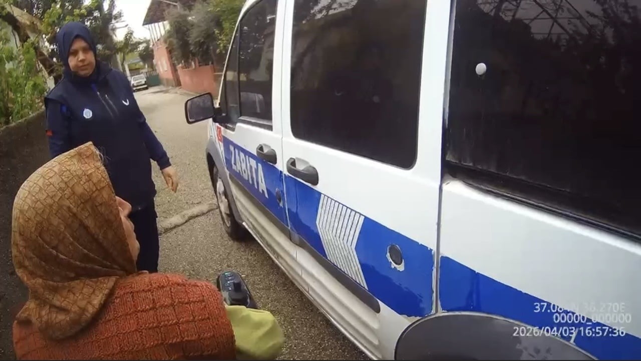 YAĞMURDA ZOR ANLAR YAŞAYAN VATANDAŞA ZABITADAN ŞEFKAT ELİ