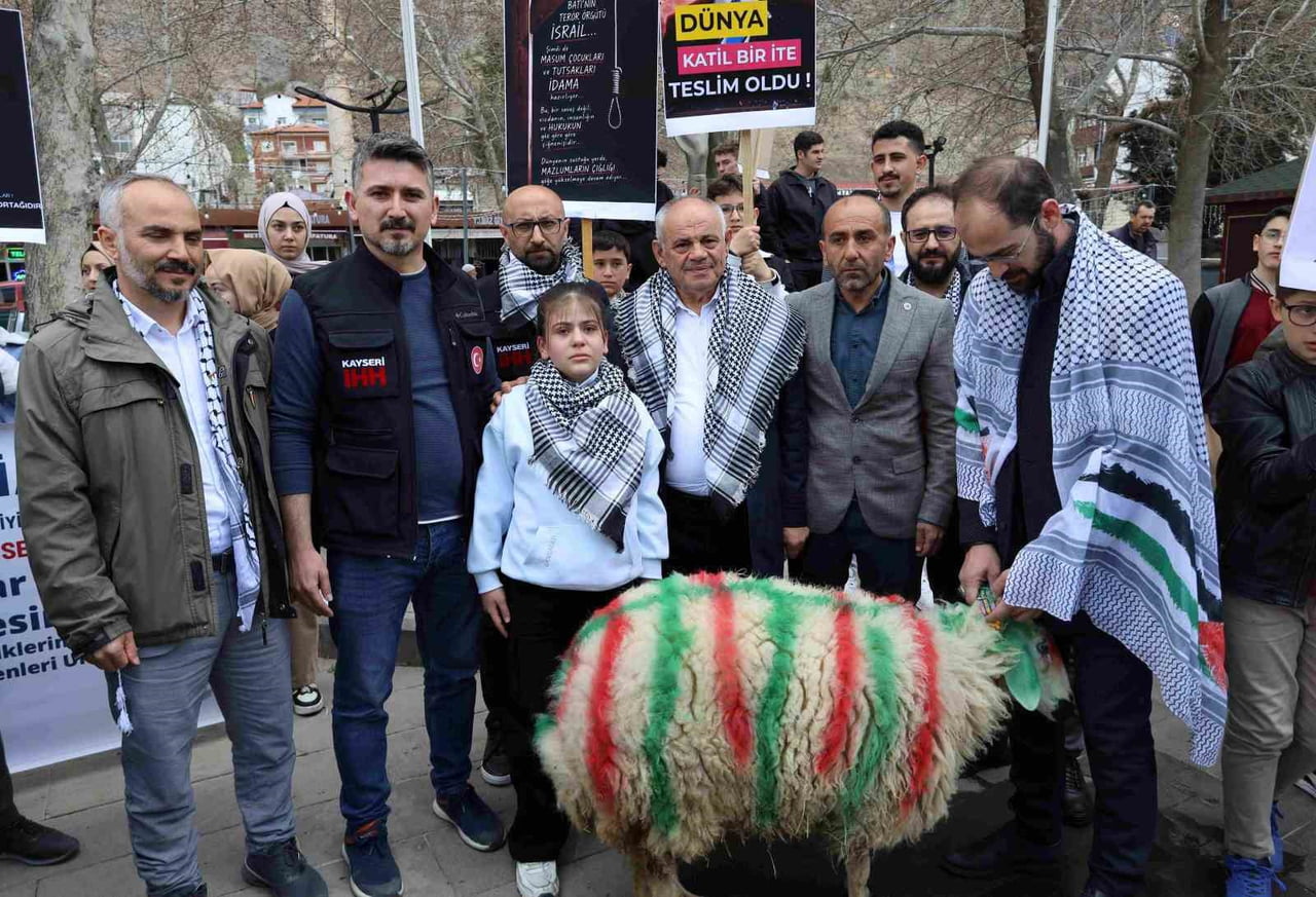YAHYALI'DA YAŞAYAN 12 YAŞINDAKİ ECRİN GÜÇLÜ, ELLERİYLE BESLEYİP BÜYÜTTÜĞÜ KUZUYU, GAZZE'YE...