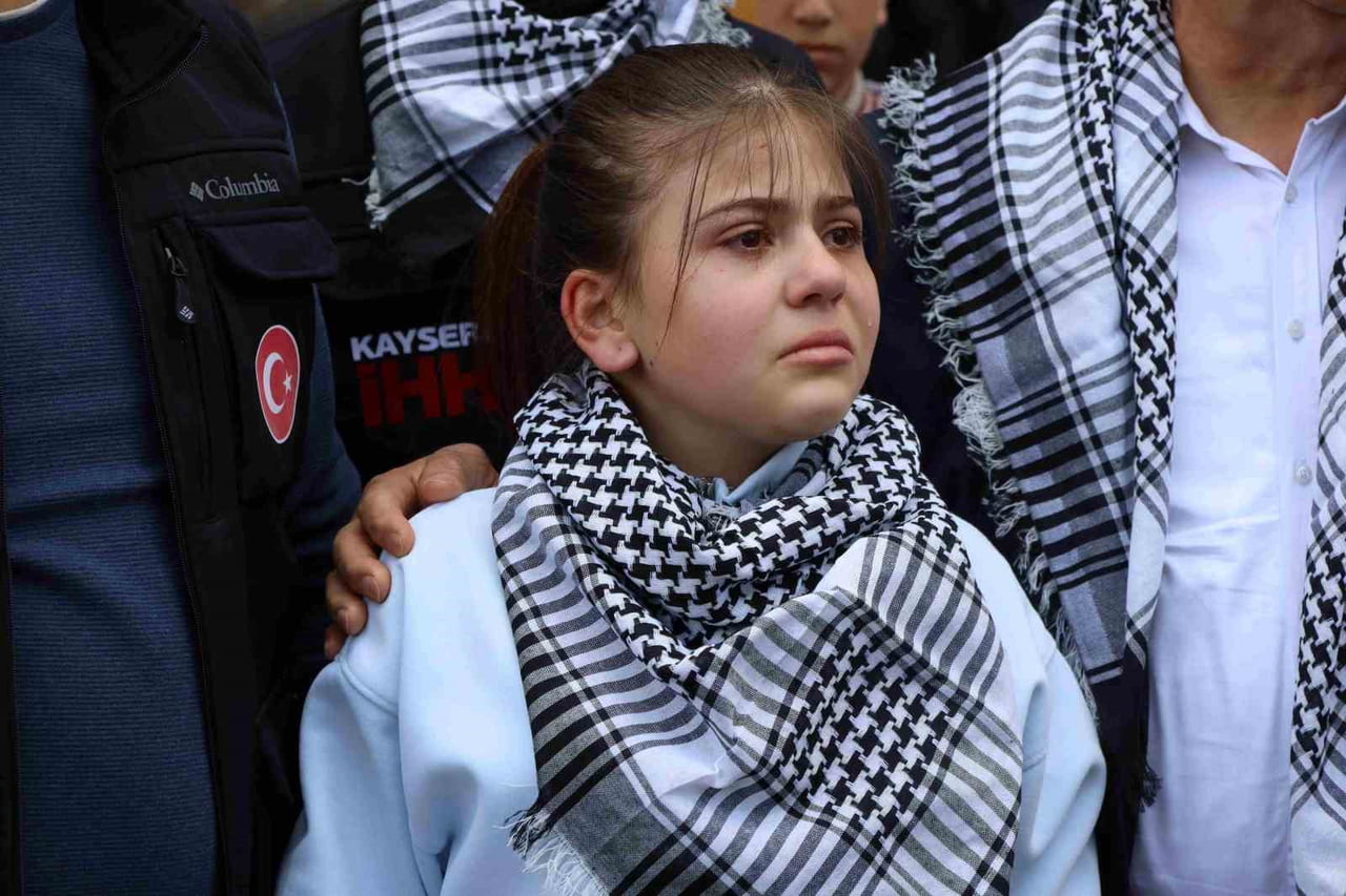 YAHYALI'DA YAŞAYAN 12 YAŞINDAKİ ECRİN GÜÇLÜ, ELLERİYLE BESLEYİP BÜYÜTTÜĞÜ KUZUYU, GAZZE'YE...