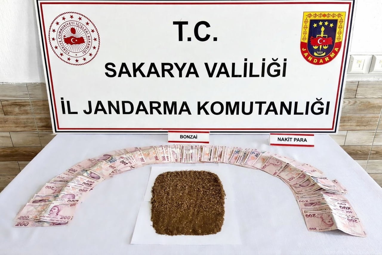 YAKALANAN ŞAHSIN İKAMETİNDE VE ÜZERİNDE YAPILAN ARAMALARDA; SATIŞA HAZIR VAZİYETTE TEK PARÇA...