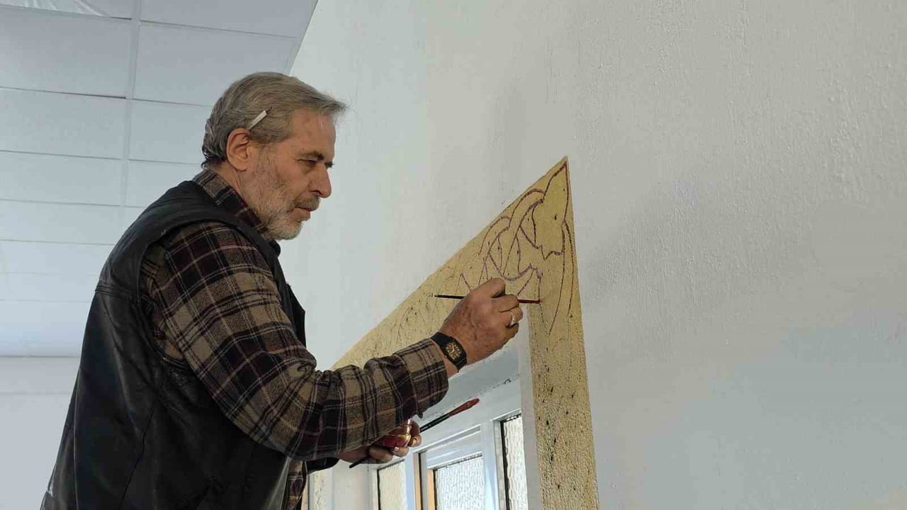 YAKLAŞIK 25 YILDIR GÖREV YAPTIĞI CAMİLERDE NAKKAŞ SANATINI İCRA ETTİĞİNİ BELİRTEN ARSLAN, BU...