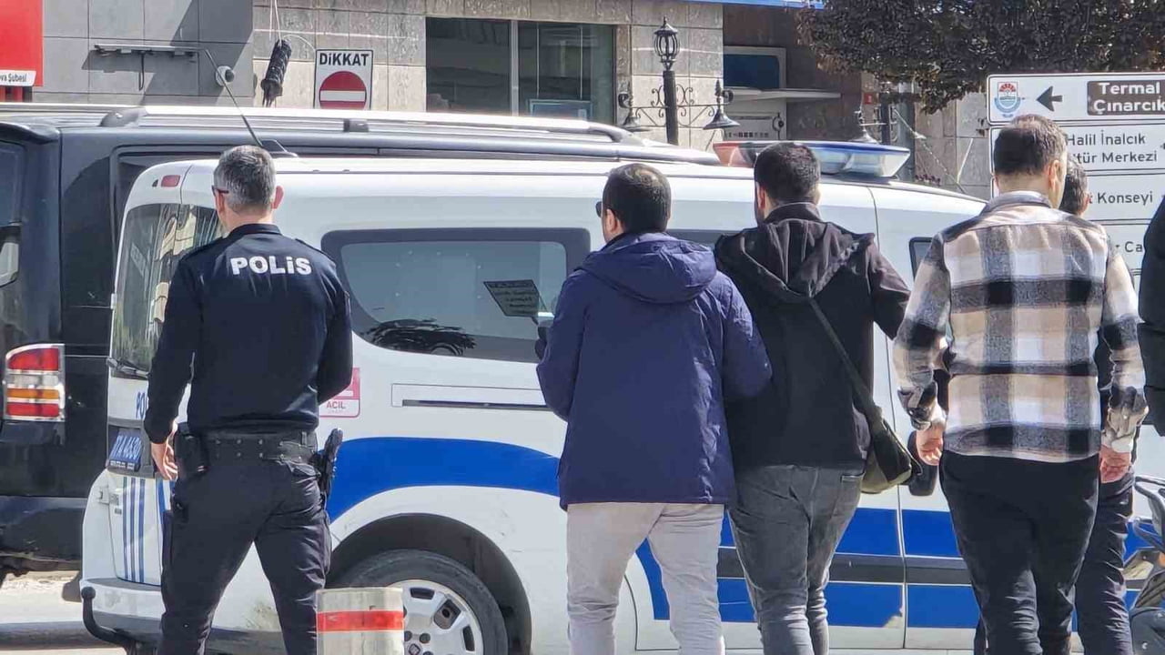 YALOVA’DA GENÇ BİR KIZIN FOTOĞRAFINI İZİNSİZ ÇEKTİĞİ İDDİA EDİLEN ŞÜPHELİ, ÇEVREDEKİ VATANDAŞLAR...