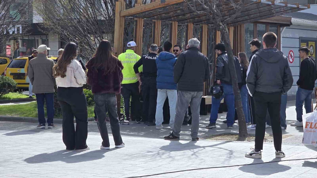 YALOVA’DA GENÇ BİR KIZIN FOTOĞRAFINI İZİNSİZ ÇEKTİĞİ İDDİA EDİLEN ŞÜPHELİ, ÇEVREDEKİ VATANDAŞLAR...