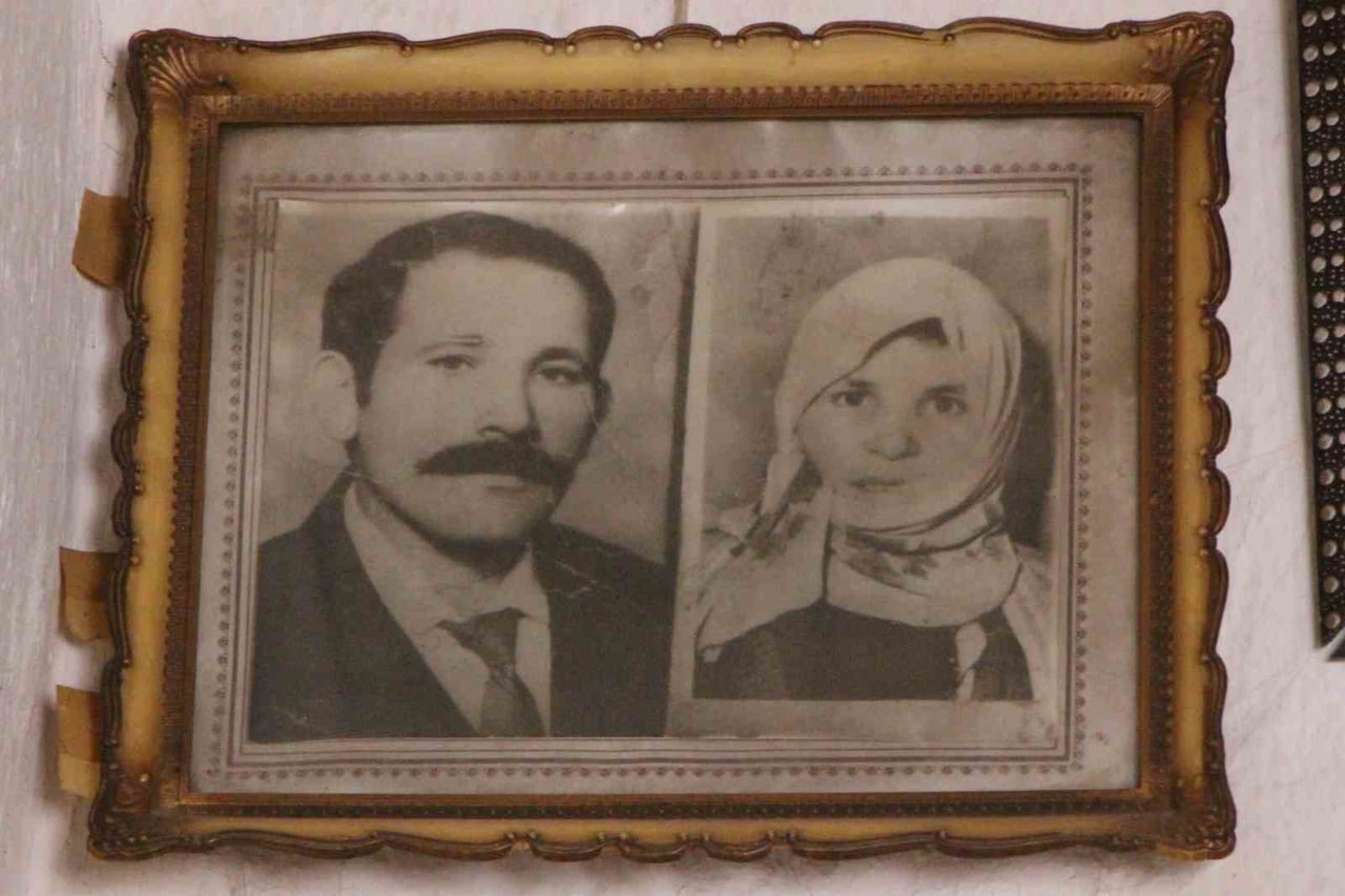 YAN YANA FOTOĞRAFLARINI ODANIN BAŞ KÖŞESİNE ASAN ASIRLIK ÇINARLARA NÜFUS ARŞİVİNDEN ÇIKAN 67. YIL...