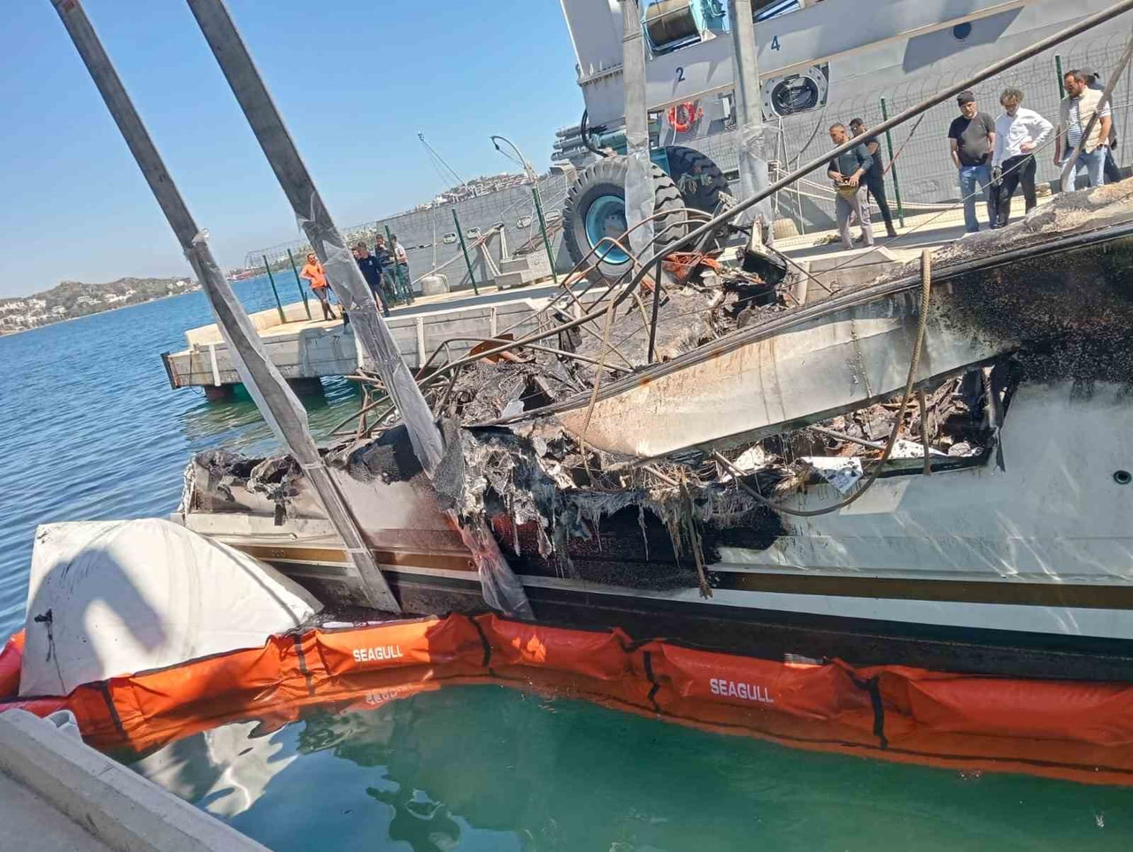 YANAN TEKNELERİN ENKAZLARI KALDIRILIYOR