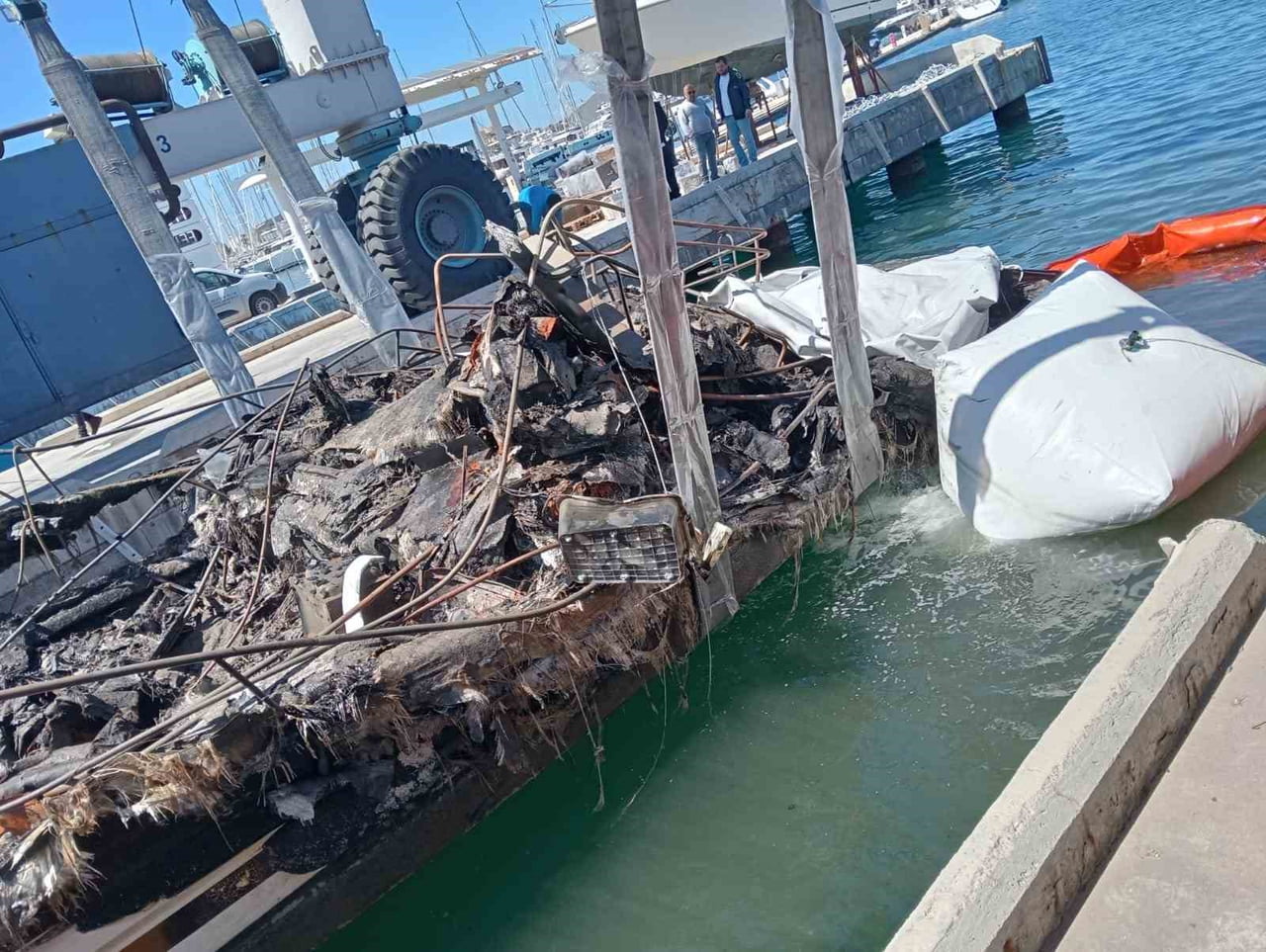 YANAN TEKNELERİN ENKAZLARI KALDIRILIYOR