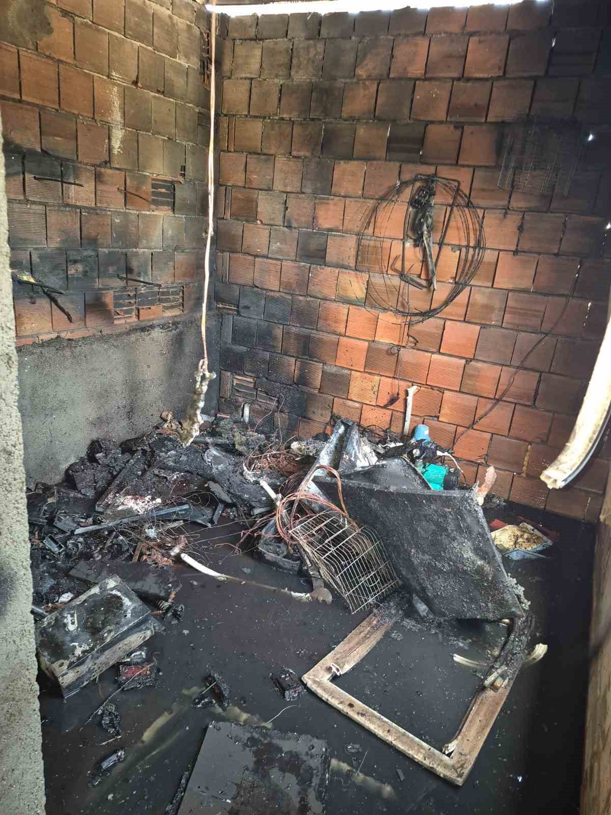 YANGIN, İTFAİYE EKİPLERİNİN MÜDAHALESİYLE SÖNDÜRÜLDÜ.