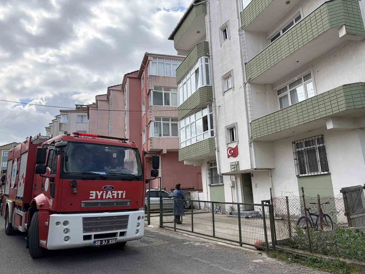 YANGIN NEDENİYLE APARTMANA GELEN EKİPLER
